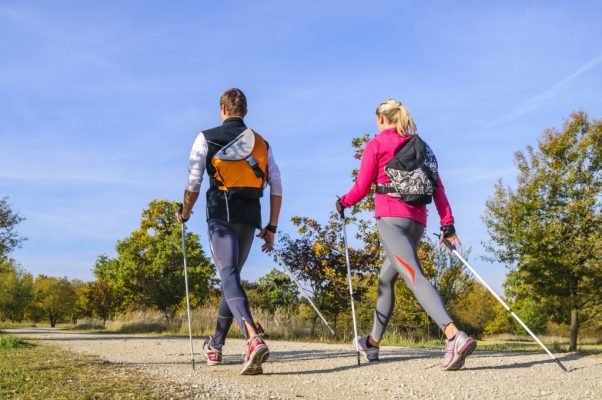 la marche nordique : un sport d'endurance qui favorise la combustion des graisses et améliore votre endurance. 