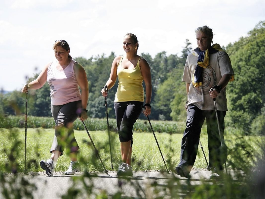 à tout age, la marche nordique est accessible et conviviale et vous aide à perdre du poids