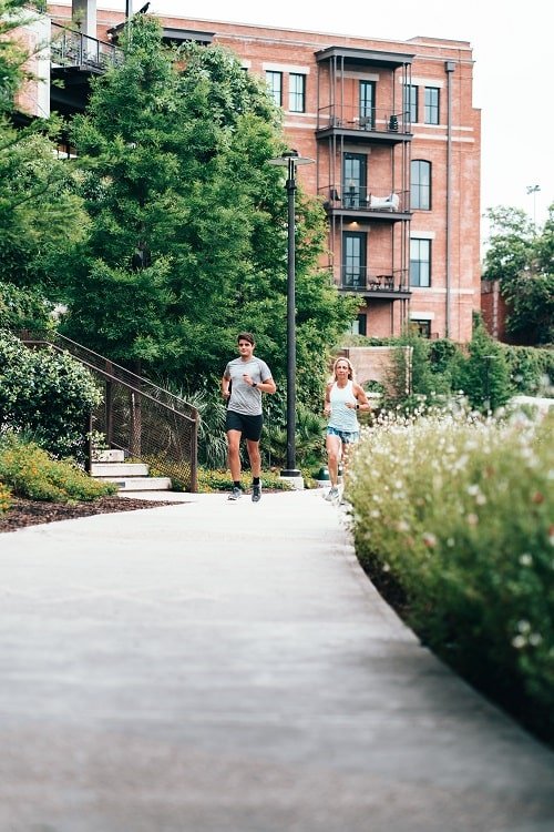 courir en ville seul en couple ou en groupe