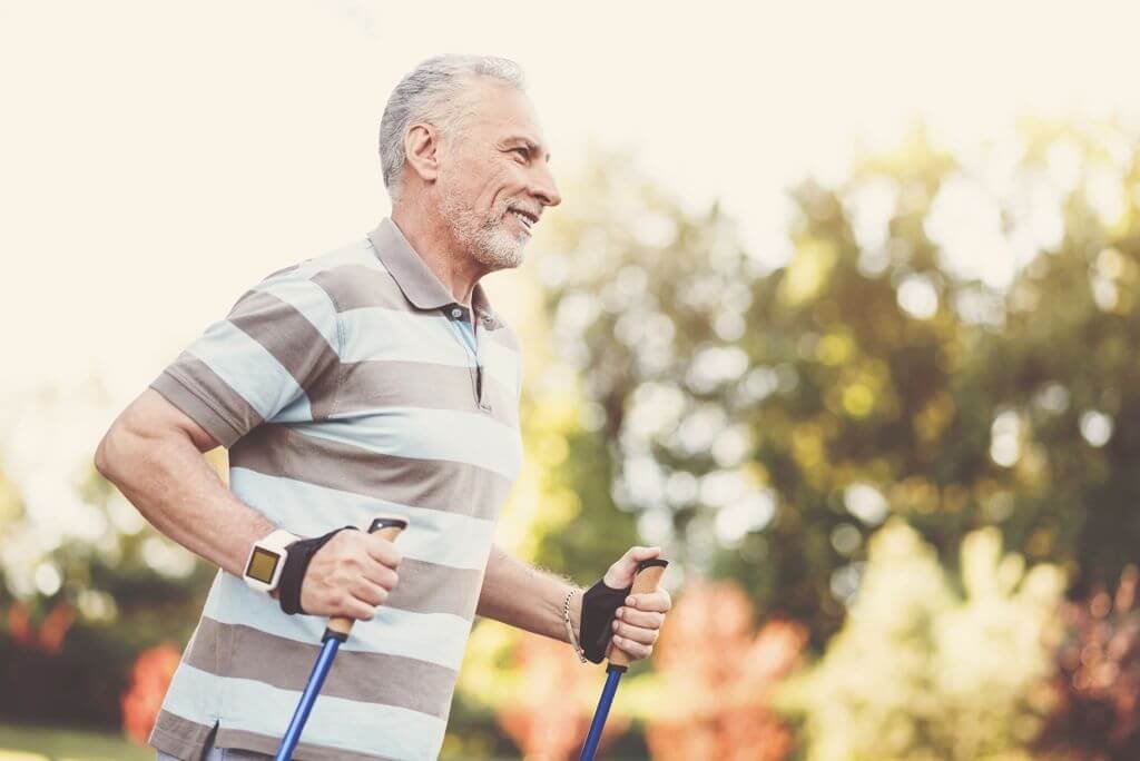 la marche nordique est une excellente option pour garder sa masse musculaire après 50 ans